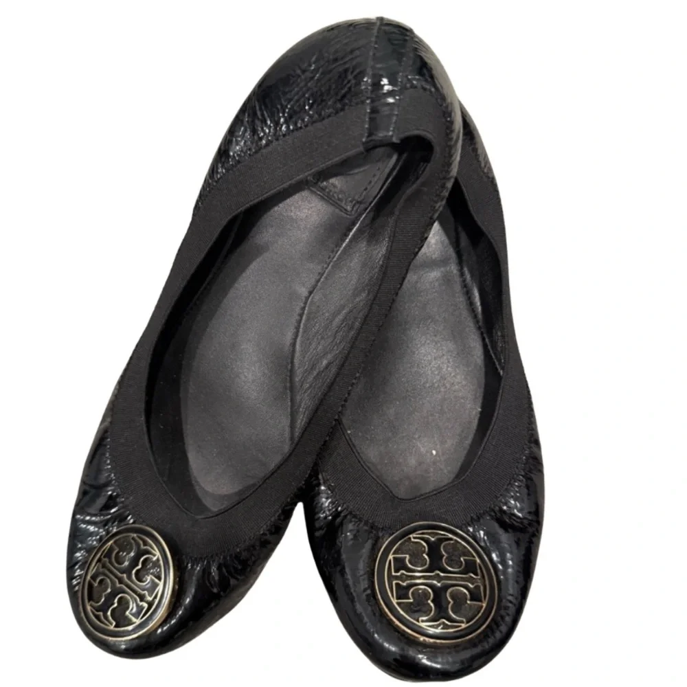 Tory Burch Caroline black flats in size 7 fantastic pre-owned condition.